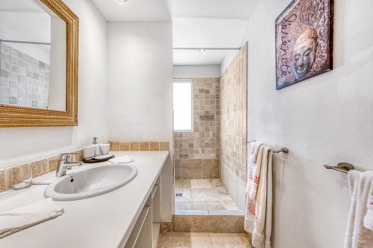 39-PetitePlage4-Bathroom5_A louer villa Grand Case Saint Martin